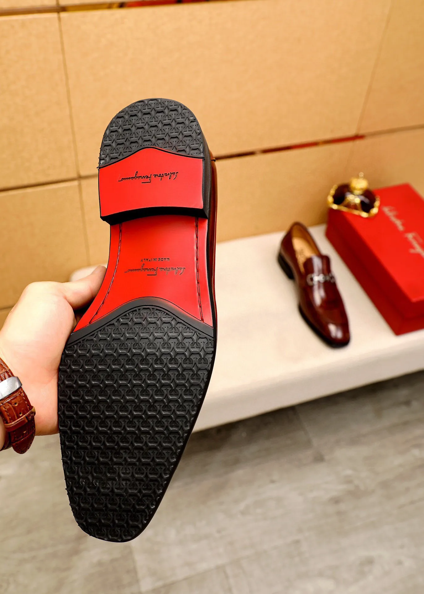 Men's shoes 💰460 💐 Product trademark: Ferragamo "Ferragamo" casual leather shoes Regular size: 38-44 (custom-made for 45🉑️) Product materials: Selected imported first-layer open-edge beaded cowhide upper + original hardware buckle, imported water-dyed cowhide leather lining. Strong three-dimensional visual effect, combined outsole Color: 3⃣️colors available